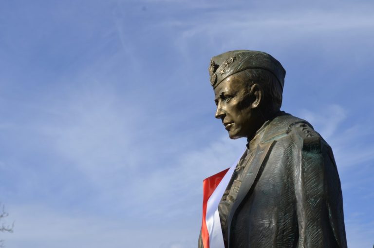 Pomnik, który wskazuje drogę