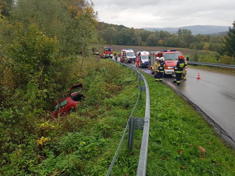 Ropa: wypadł z łuku drogi i zatrzymał się na drzewie. Uwaga! Trudne warunki na drogach