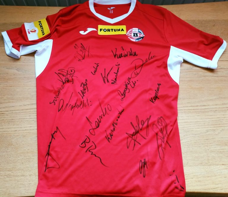 Pracownik Sandecji pomaga małej Róży [Licytacja koszulki meczowej]