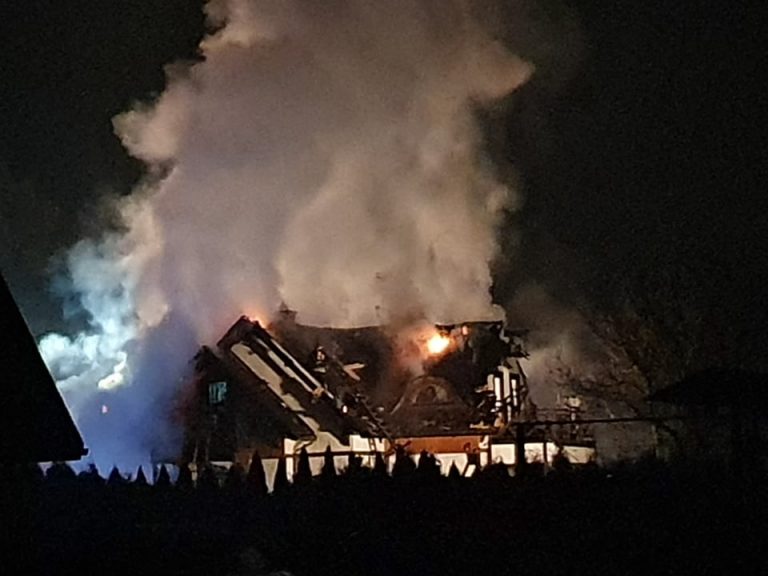 Z ostatniej chwili: 15 zastępów straży pożarnej walczy z pożarem domu w Świniarsku