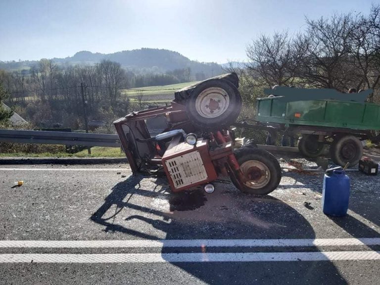 Stara Wieś: zderzenie samochodu dostawczego z traktorem. Jedna osoba w szpitalu