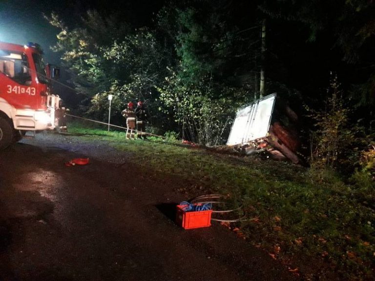 Leluchów: Samochód ciężarowy wypadł z drogi i zawisł na skarpie