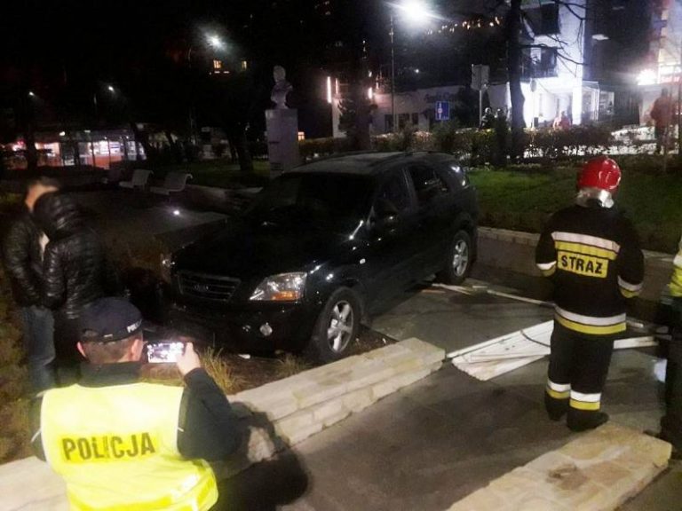 Krynica-Zdrój: strażacy wyciągali osobówkę z Parku Zdrojowego