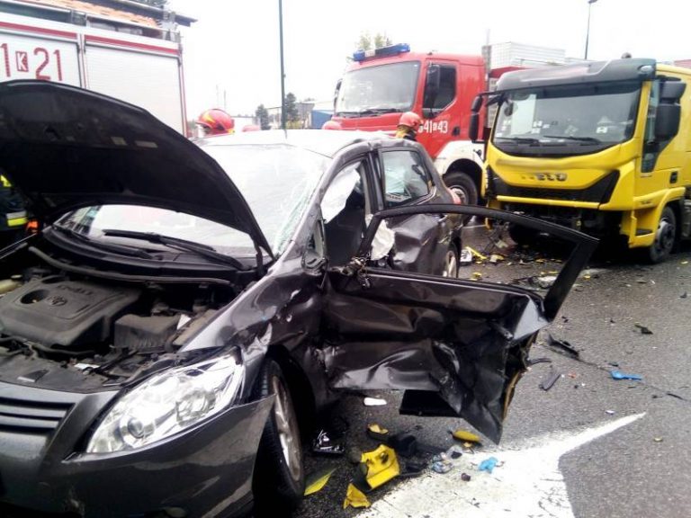 Nowy Sącz, ul. Królowej Jadwigi: wypadek! Osobówka zderzyła się z lawetą
