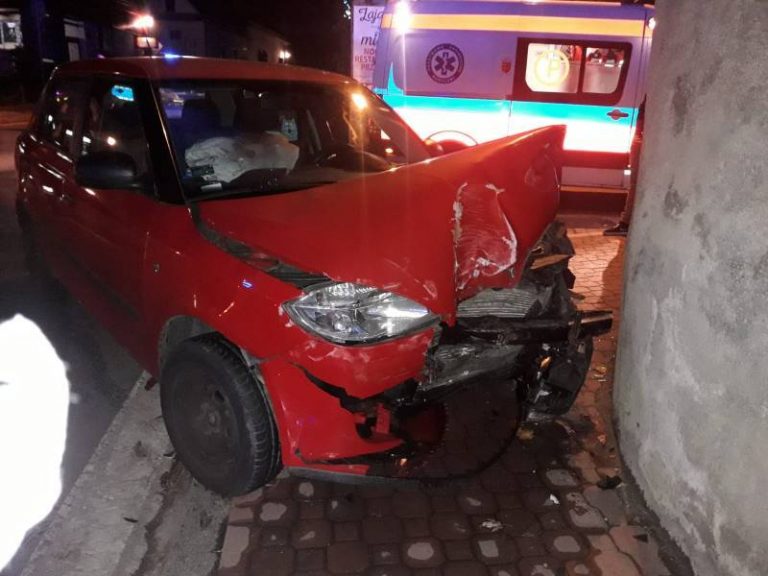 Stary Sącz: skoda uderzyła w autobus, a później w mur…