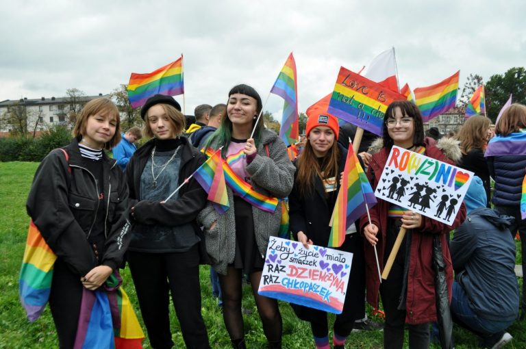Marsz i kontr-marsz. Incydentów nie było, ale do przymierza pod tęczą jeszcze daleko…