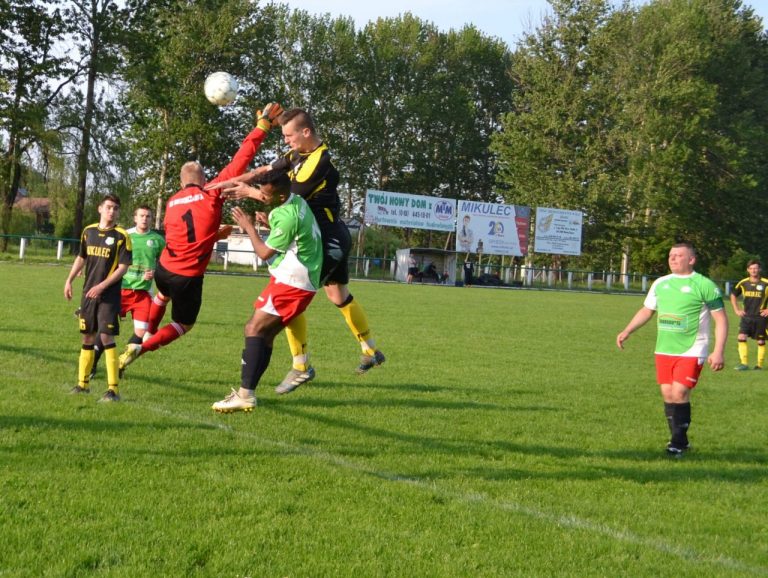 Pseudokibice wbiegli na murawę stadionu w Grybowie! [Wideo]