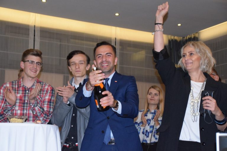 W sztabie wyborczym Lewicy euforia i szampan. Wracają do Sejmu