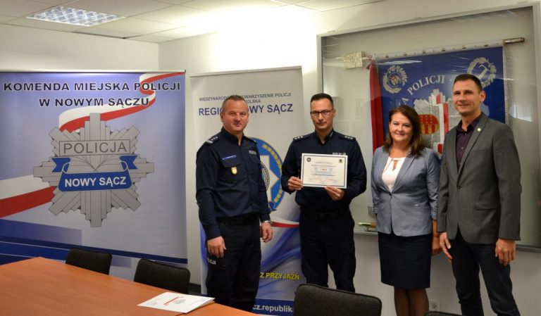 Sądeccy policjanci pomagają wdowom i sierotom po zmarłych kolegach
