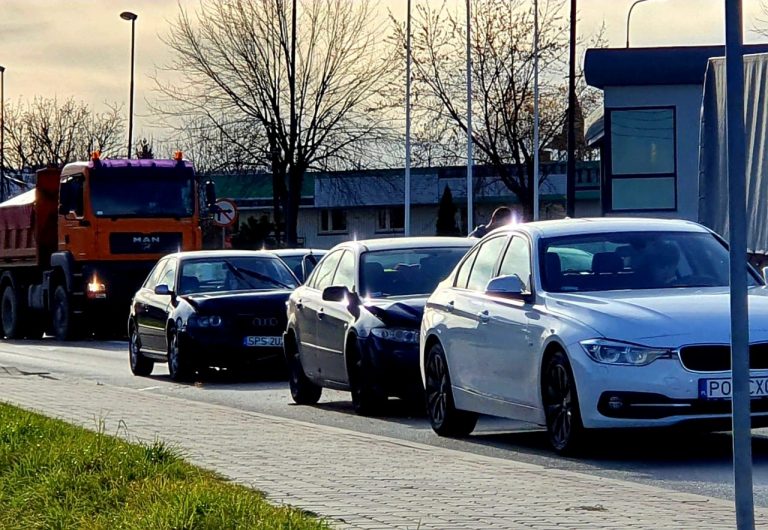 Z ostatniej chwili: zderzenie trzech samochodów osobowych na ul. Węgierskiej