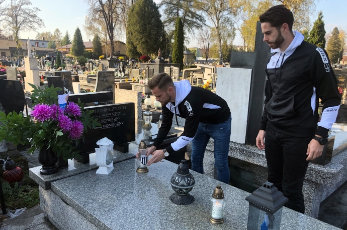 Piłkarze Sandecji odwiedzili groby osób związanych z klubem