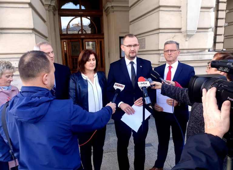 Radni PiS Wybieram Nowy Sącz samodzielnie uchwalili dla miasta Samorządową Kartę Praw Rodzin