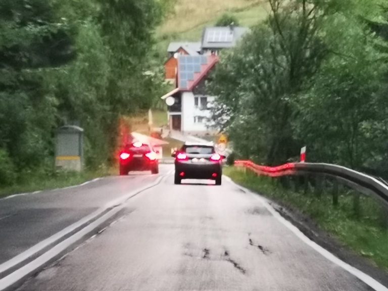 Wleczesz się na drodze, a za Tobą jedzie sznur samochodów? Dostaniesz mandat