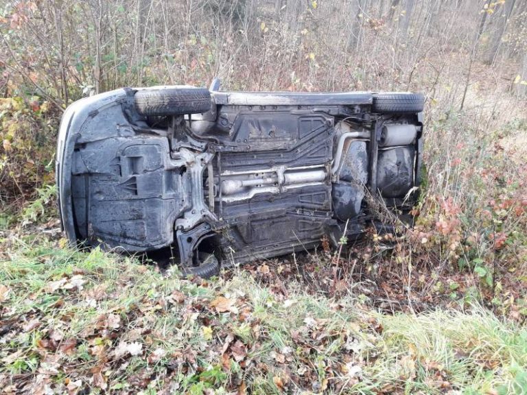 Nawojowa: samochód wypadł z drogi. Jedna osoba poszkodowana