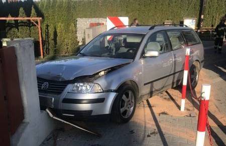 Chełmiec: samochód zatrzymał się na ogrodzeniu