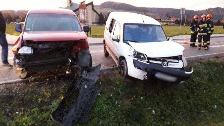 Łososina Dolna: zderzenie dwóch samochodów