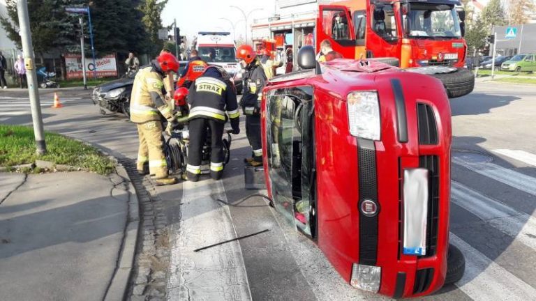 Nowy Sącz, na Sucharskiego wywrócona Panda, na Prażmowskiego – kierowca, który się „ulotnił”