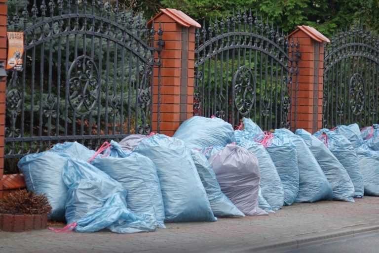 Chełmiec: kryzys śmieciowy. Worki z odpadami zalegają pod domami, a punkt zbiórki odpadów jest nieczynny