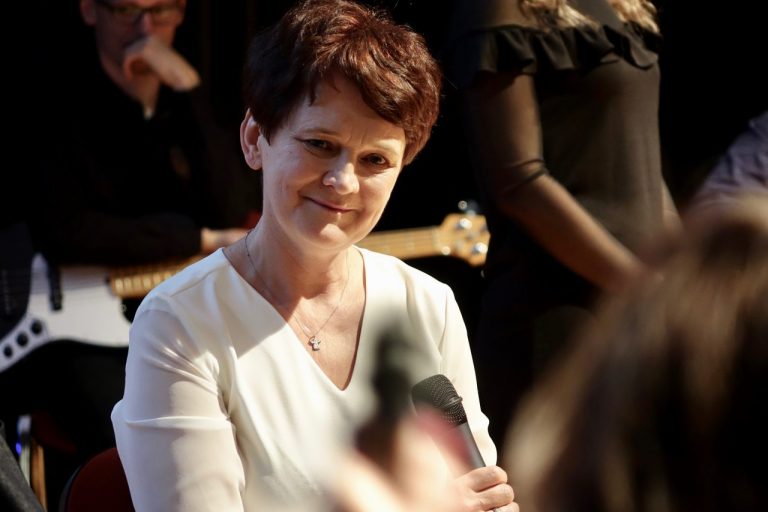 „Za drzwiami” Ireny Pławiak czyli opowieść o ludziach uskrzydlonych pasją