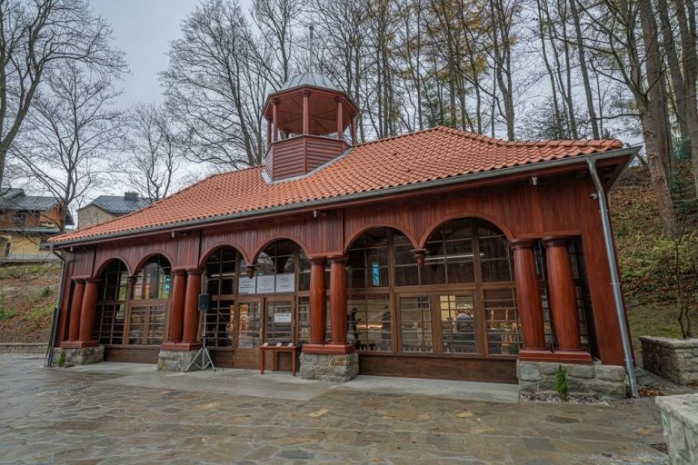 Krynica – Zdrój: stuletnia perełka architektury uzdrowiskowej wypiękniała