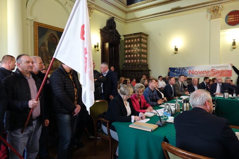 Rozpoczęła się nadzwyczajna Sesja Rady Miasta. Na sali obrad tłumy