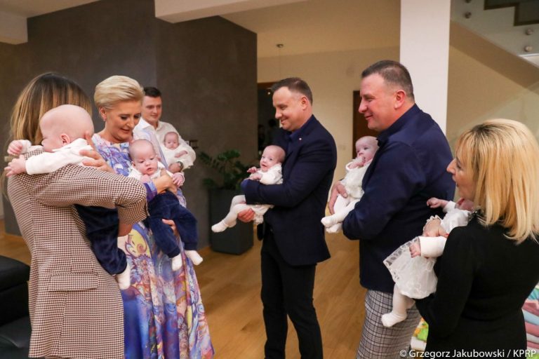 Sześcioraczki rosną jak na drożdżach. Odwiedziła je Para Prezydencka