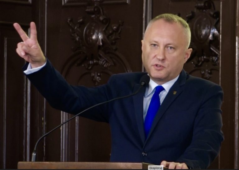 Sesja sądeckich radnych: zakaz dopłacania do zakupu błękitnego węgla będzie zaskarżony, a poprawki do budżetu przyjęte