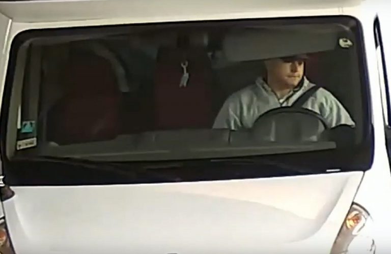 Policja prosi o pomoc identyfikacji złodzieja paliwa. Zatankował pół tysiąca litrów i odjechał [FILM]