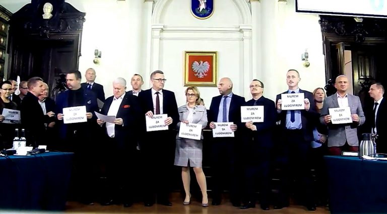 Burzliwa sesja przerwana protestem prezydenta. W sądeckim ratuszu trwa kłótnia. Radni nie przebierają w słowach