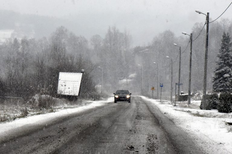 Uwaga kierowcy! – na drogach poza miastem zimowe pułapki