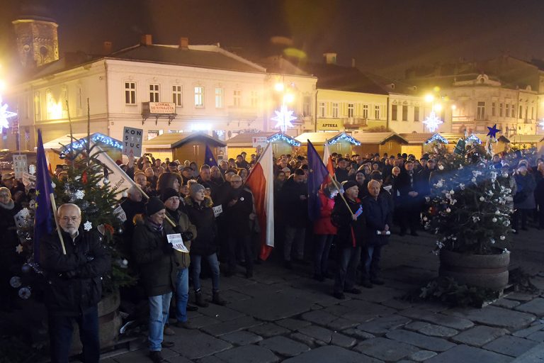 Ponad dwieście osób demonstrowało na sądeckim Rynku przeciw „ustawie kagańcowej”