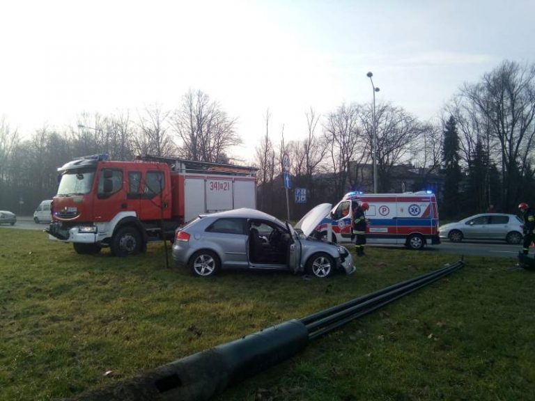 Nowy Sącz, Aleje Piłsudskiego: Renault kontra Audi. Kierowca Audi uwięziony w pojeździe