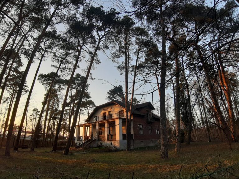 Stary Sącz: ten dom już nie istnieje. Nowy właściciel urządzi teren po „Przystani” od nowa