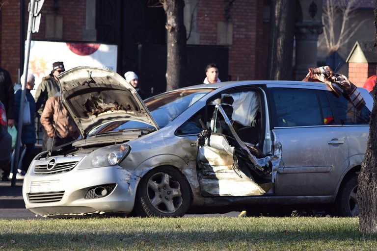 Nowy Sącz: Zderzenie dwóch samochodów obok kościoła ,,kolejowego”