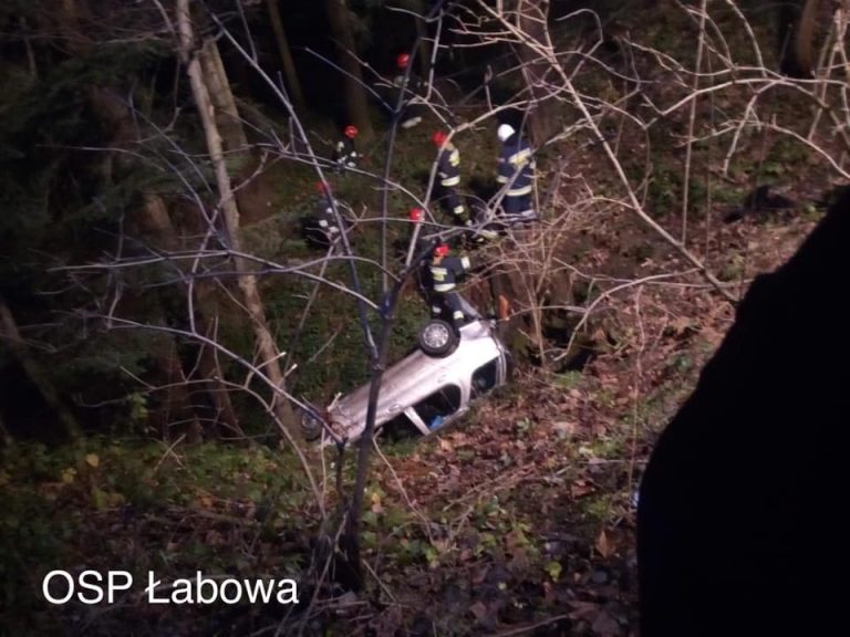 KOTÓW: auto wypadło z drogi i wylądowało w głębokim jarze