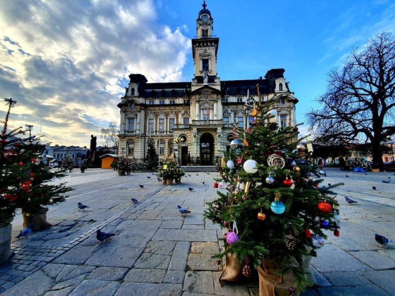 Nowosądecki rynek już gotowy na święta. Jak wam się podoba? [ZDJĘCIA]
