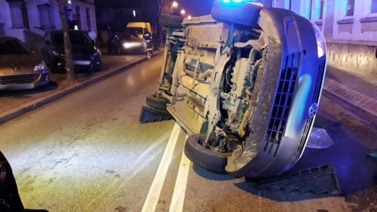 Nowy Sącz: zderzenie dwóch samochodów. Jeden z nich przewoził pieniądze