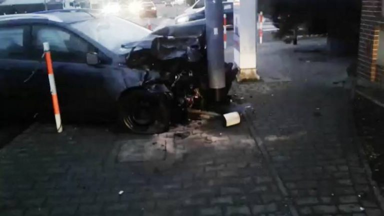 Chełmiec: Ford w starciu z Audi i sygnalizatorem świetlnym. Kierowcy w szpitalu