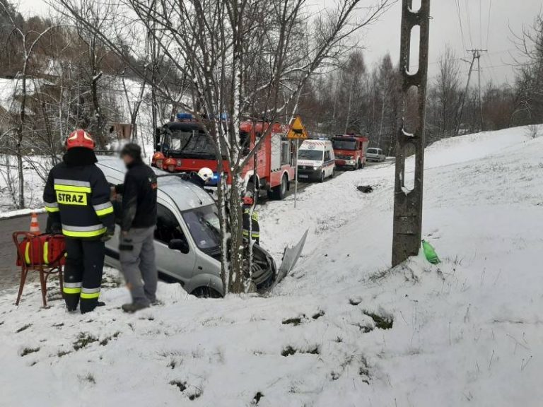 Czaczów: samochód w rowie, kierowca w szpitalu