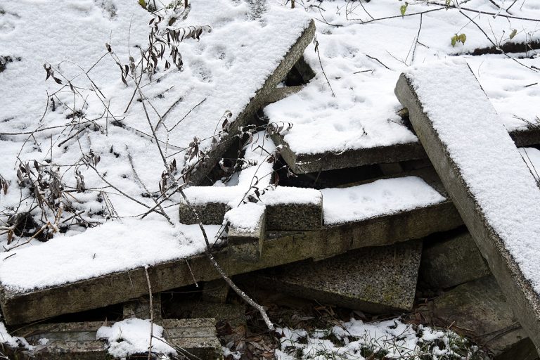 Kunów: potok pełen nagrobków