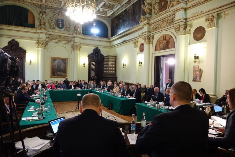 Rekordowo krótka sesja. Radni bez dyskusji podjęli decyzję: skarga prezydenta trafi do sądu