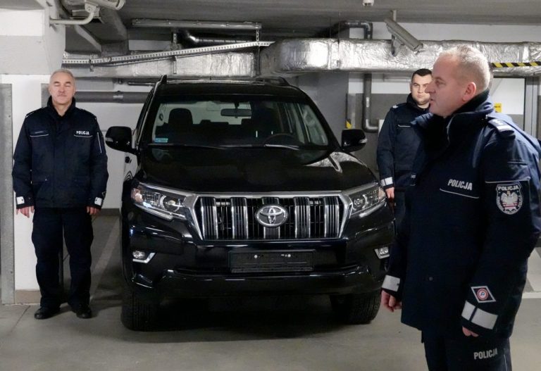 Policjanci dostali na gwiazdkę nowe auta. Zobacz czym będą jeździli