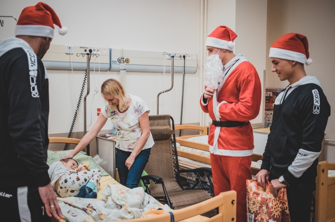 Mikołaj i piłkarze Sandecji odwiedzili małych pacjentów [Zdjęcia, Wideo]
