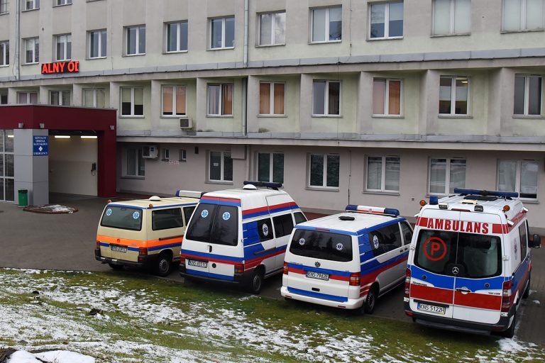 Brakuje miejsc w sądeckim szpitalu. Karetki pogotowia wożą chorych do sąsiednich powiatów