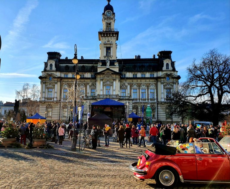 Nowosądecki rynek gra, śpiewa i tańczy! Najmodniejszy dziś element stroju to czerwone serduszko! [ZDJĘCIA]