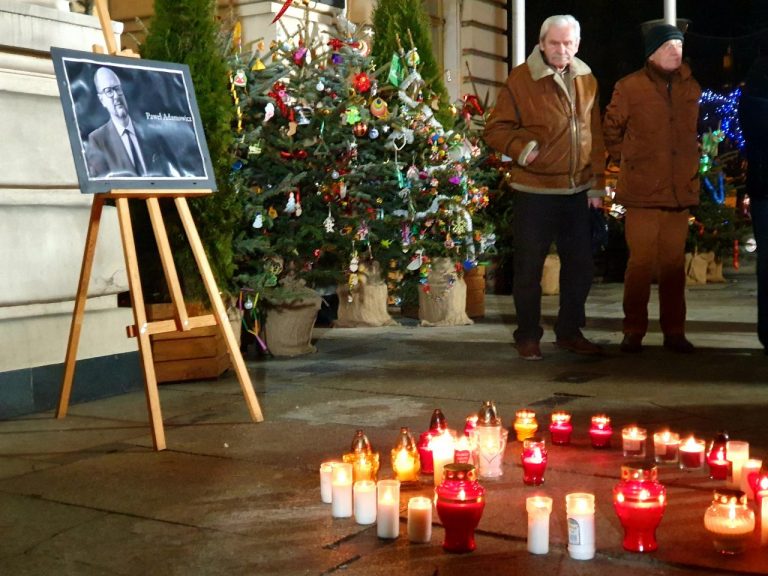 Solidarni z Gdańskiem. Sądeczanie wspomnieli Pawła Adamowicza w pierwszą rocznicę jego śmierci [ZDJĘCIA, FILM]