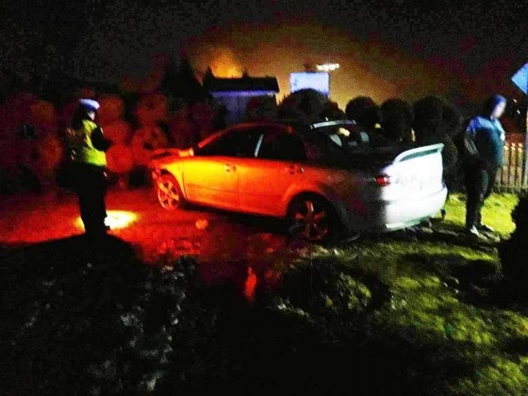 Czerniec: kolizja dwóch osobówek. Jedna zatrzymała się na sąsiedniej posesji