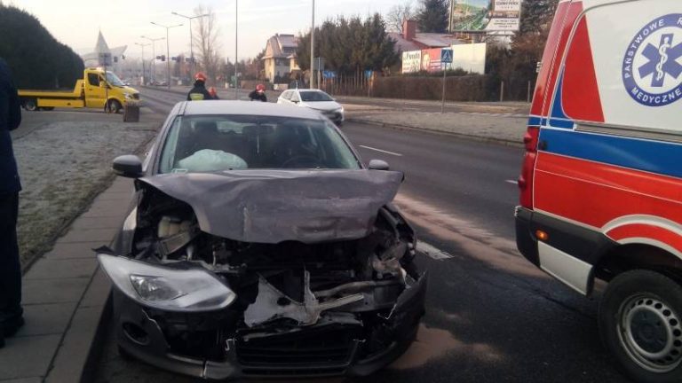 Zderzenie osobówek na ul. Prażmowskiego, jedna osoba w szpitalu