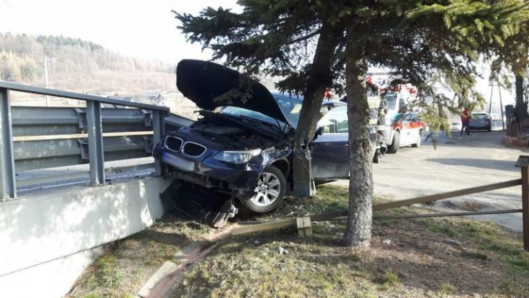 Siołkowa: BMW wbiło się w barierę energochłonną. Dwie osoby w szpitalu