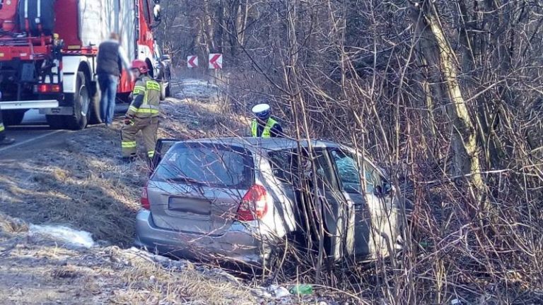 Naściszowa: kobieta uwięziona we wraku auta. Strażacy ruszyli na pomoc